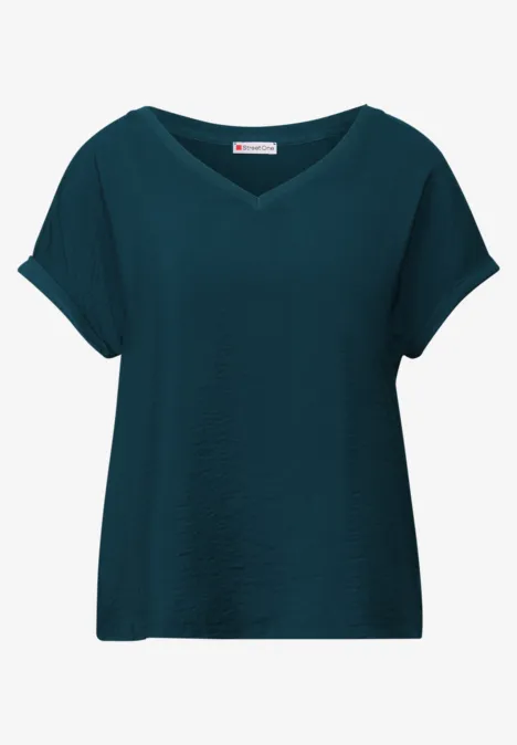 Dunkelgrünes T-Shirt mit V-Ausschnitt und kurzen Ärmeln.